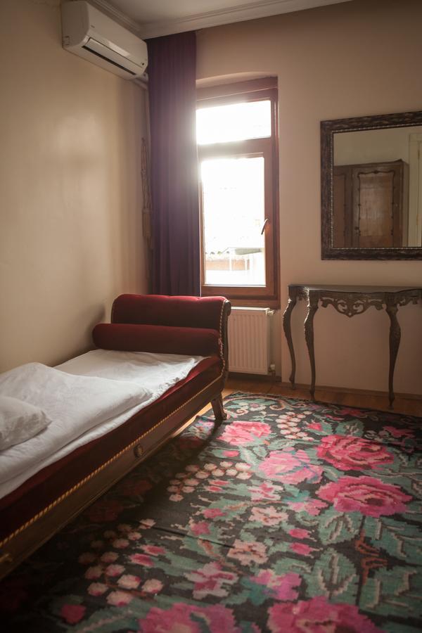 Chambers Of The Boheme Hostel Istanbul Exterior photo