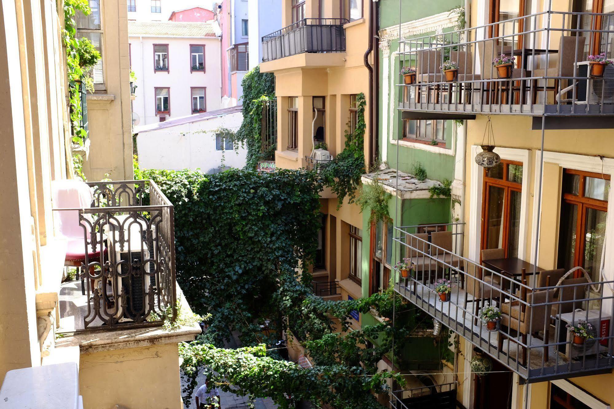Chambers Of The Boheme Hostel Istanbul Exterior photo
